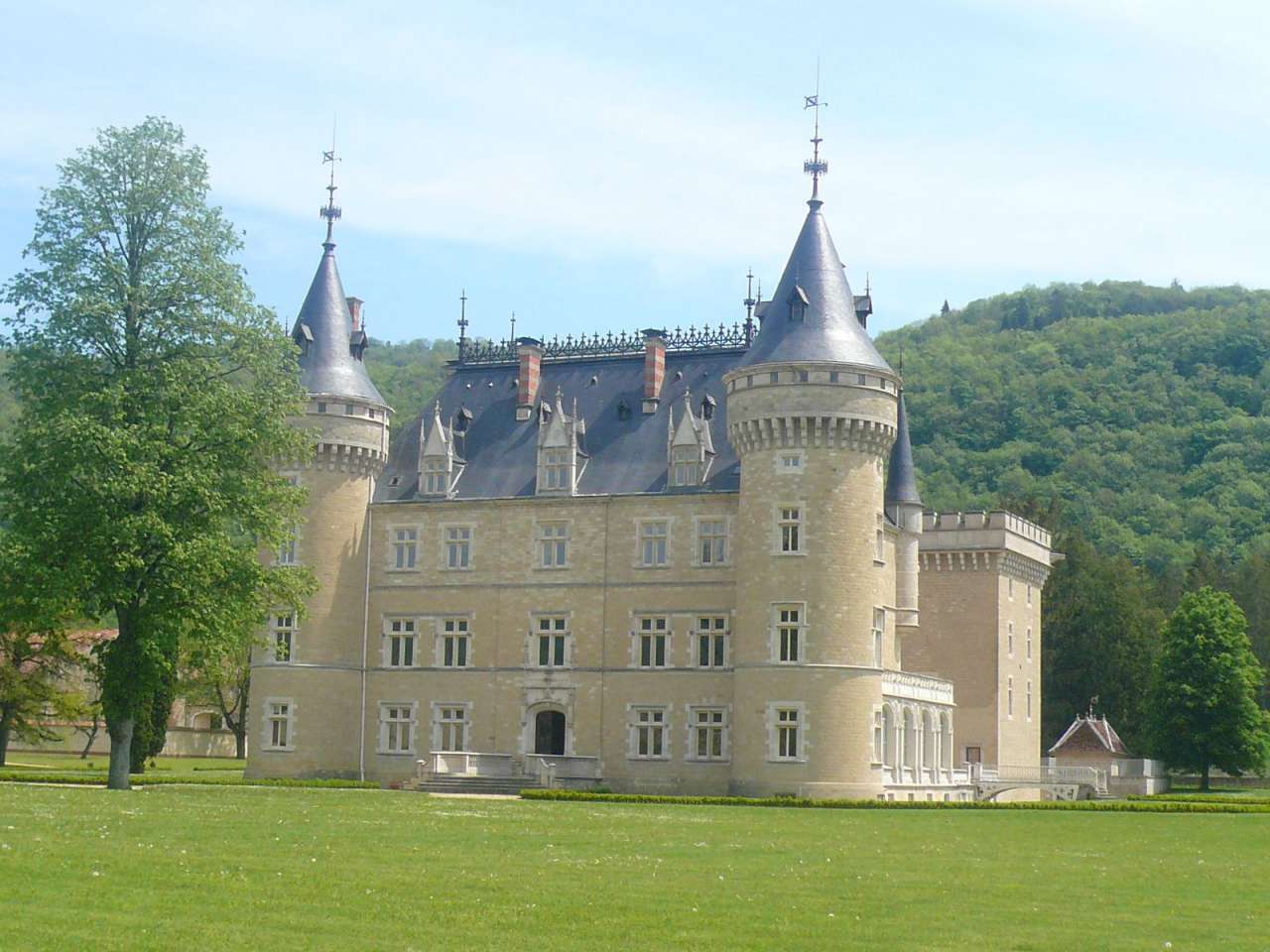 PRICE REDUCED – Only a 45 min drive from Geneva (90 km) or 10 mins by helic