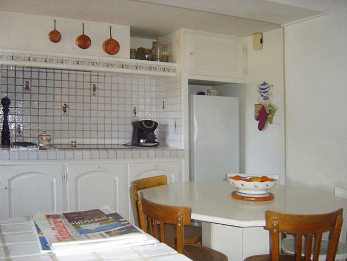 PRICE REDUCED – This property runs overs 1.5 hectares and offers a 19th Cen