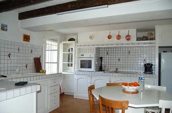 PRICE REDUCED – This property runs overs 1.5 hectares and offers a 19th Cen