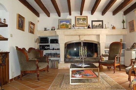 PRICE REDUCED – This property runs overs 1.5 hectares and offers a 19th Cen