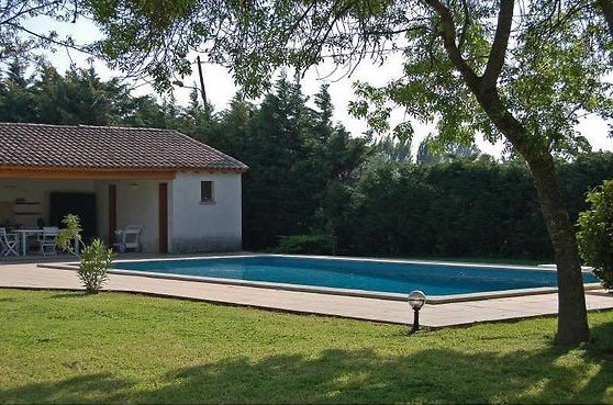 PRICE REDUCED – This property runs overs 1.5 hectares and offers a 19th Cen