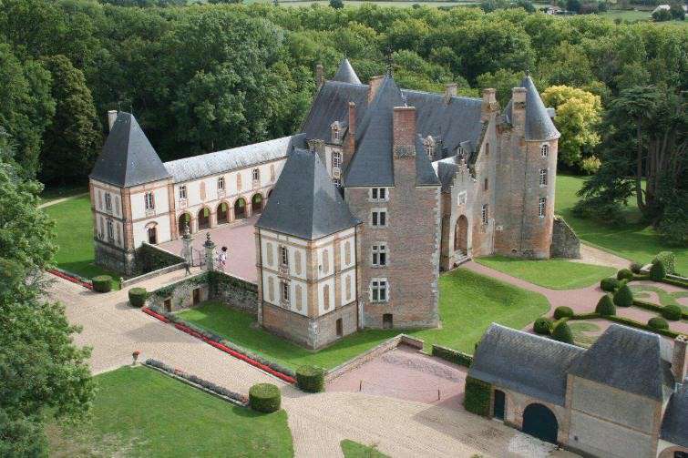 Located 170km South of Paris, not far from Burgundy, in Aubigny sur Nere an