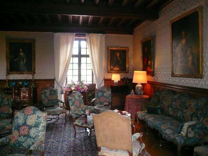 Located 170km South of Paris, not far from Burgundy, in Aubigny sur Nere an