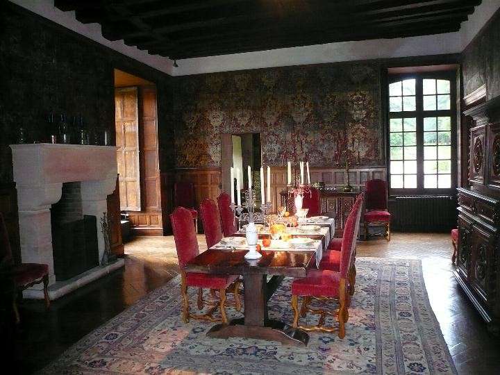 Located 170km South of Paris, not far from Burgundy, in Aubigny sur Nere an