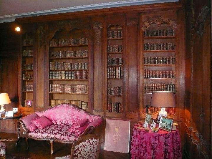 Located 170km South of Paris, not far from Burgundy, in Aubigny sur Nere an