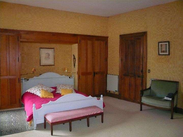 Located 170km South of Paris, not far from Burgundy, in Aubigny sur Nere an