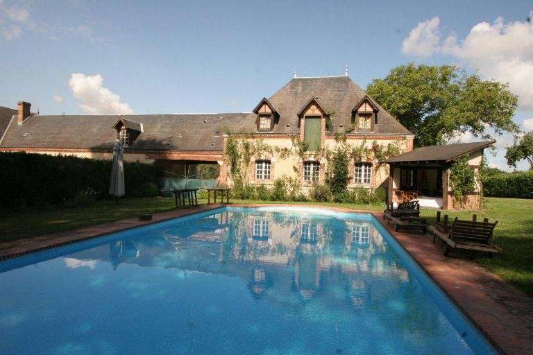 Located 170km South of Paris, not far from Burgundy, in Aubigny sur Nere an