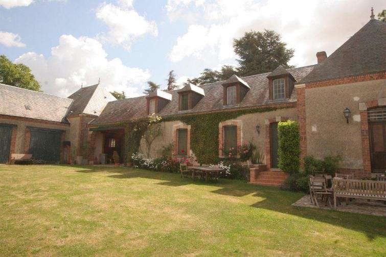 Located 170km South of Paris, not far from Burgundy, in Aubigny sur Nere an