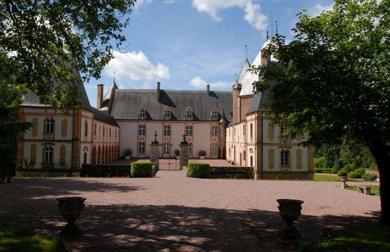 Located 170km South of Paris, not far from Burgundy, in Aubigny sur Nere an