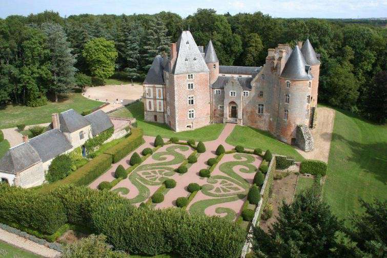 Located 170km South of Paris, not far from Burgundy, in Aubigny sur Nere an