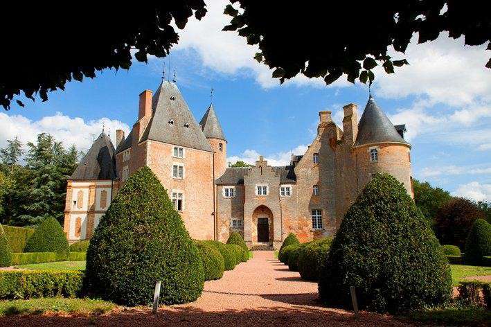 Located 170km South of Paris, not far from Burgundy, in Aubigny sur Nere an