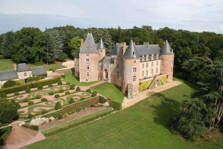 Located 170km South of Paris, not far from Burgundy, in Aubigny sur Nere an