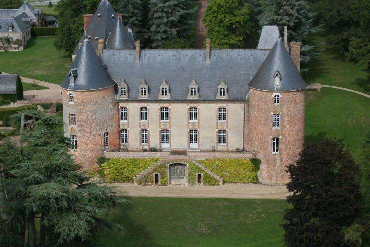 Located 170km South of Paris, not far from Burgundy, in Aubigny sur Nere an