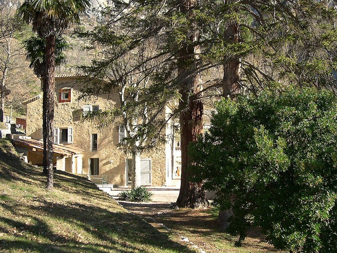 Just 2 minutes away from Moustiers Sainte Marie, in beautiful countryside,