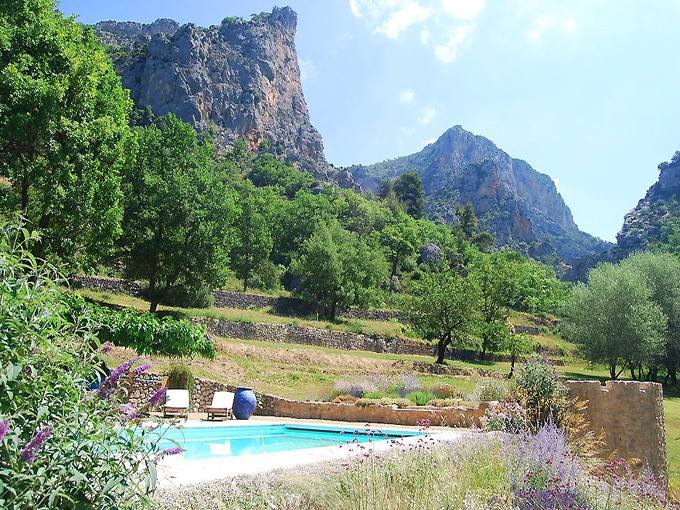 Just 2 minutes away from Moustiers Sainte Marie, in beautiful countryside,