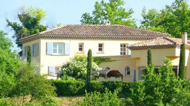 PRICE REDUCED – Beautiful villa on a fenced and landscaped gardens of 5,100