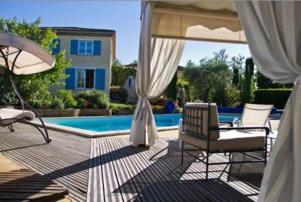 PRICE REDUCED – Beautiful villa on a fenced and landscaped gardens of 5,100