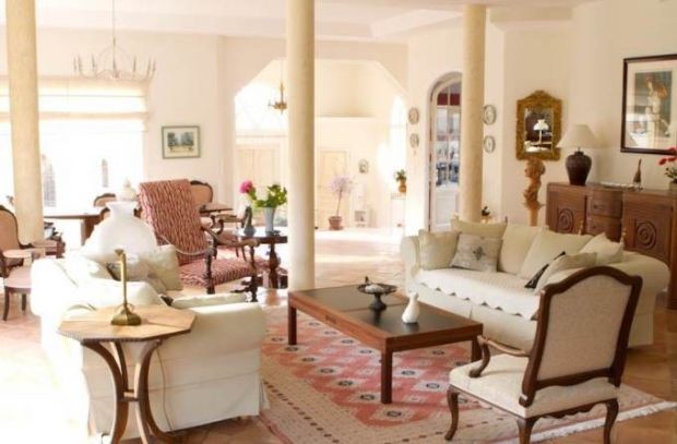 PRICE REDUCED – Beautiful villa on a fenced and landscaped gardens of 5,100