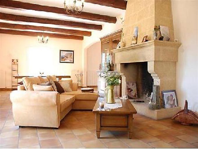 Near the Alpilles and Salon de Provence, 350m2 property in a rural location
