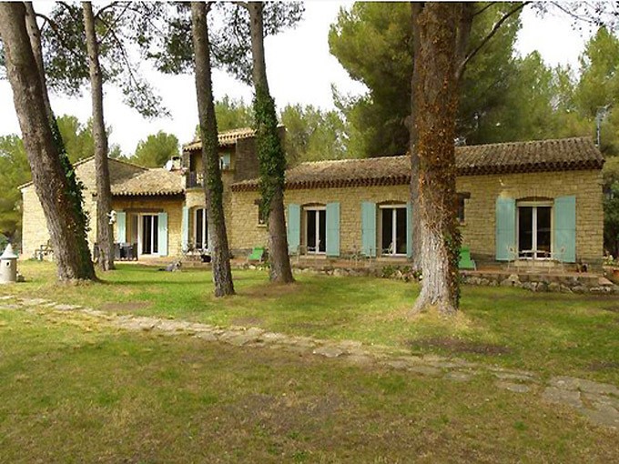 Near the Alpilles and Salon de Provence, 350m2 property in a rural location