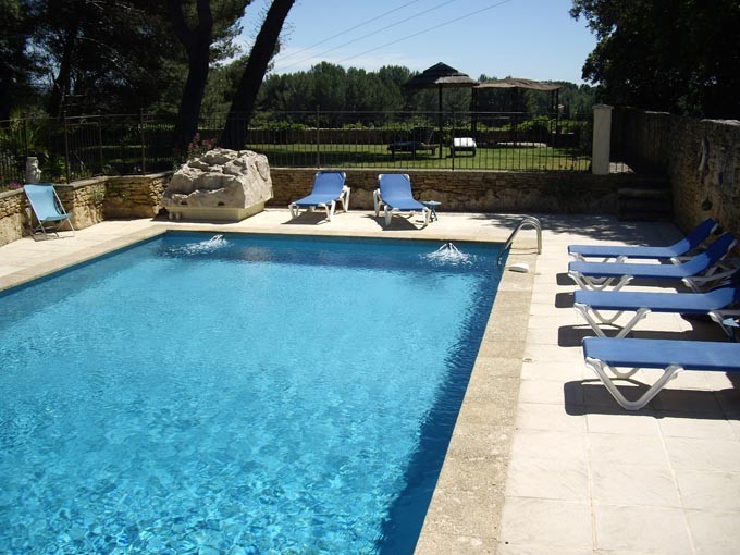 Near the Alpilles and Salon de Provence, 350m2 property in a rural location