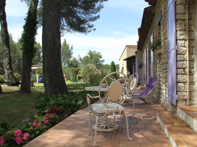 Near the Alpilles and Salon de Provence, 350m2 property in a rural location