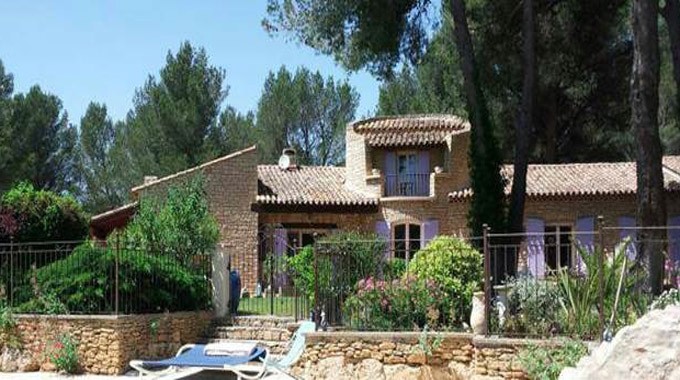 Near the Alpilles and Salon de Provence, 350m2 property in a rural location