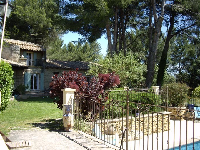 Near the Alpilles and Salon de Provence, 350m2 property in a rural location