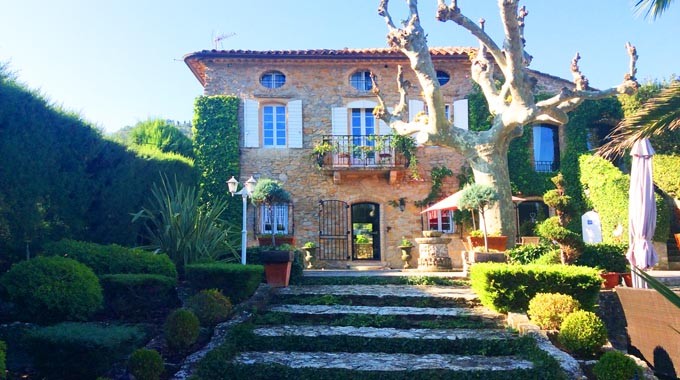 Steeped in history, this 17th Century Manor house is located close to the v