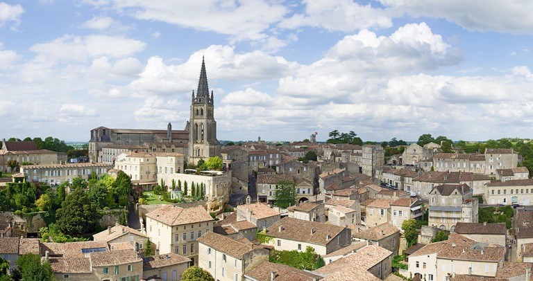 Superb wine producing estate, set within over 20 hectares of land.Living ac