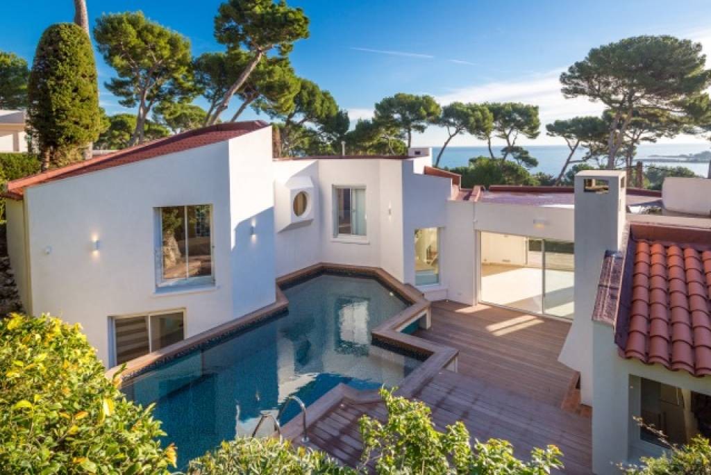 Completely renovated house located in Cap d'Antibes, located on the east si