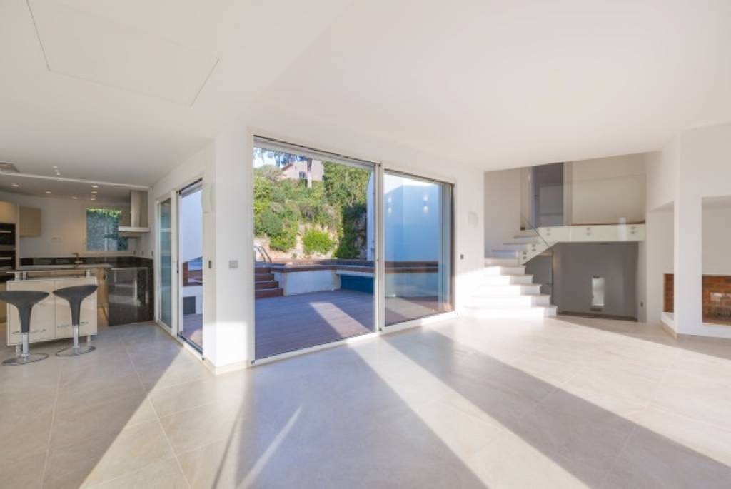 Completely renovated house located in Cap d'Antibes, located on the east si