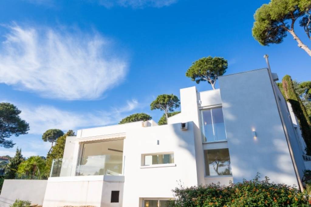 Completely renovated house located in Cap d'Antibes, located on the east si