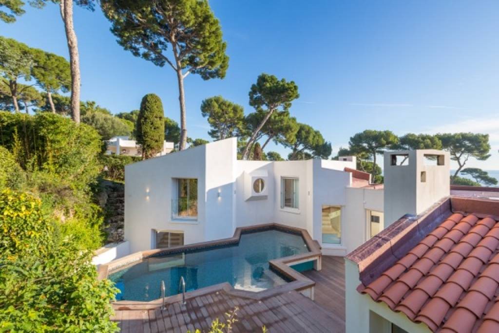 Completely renovated house located in Cap d'Antibes, located on the east si