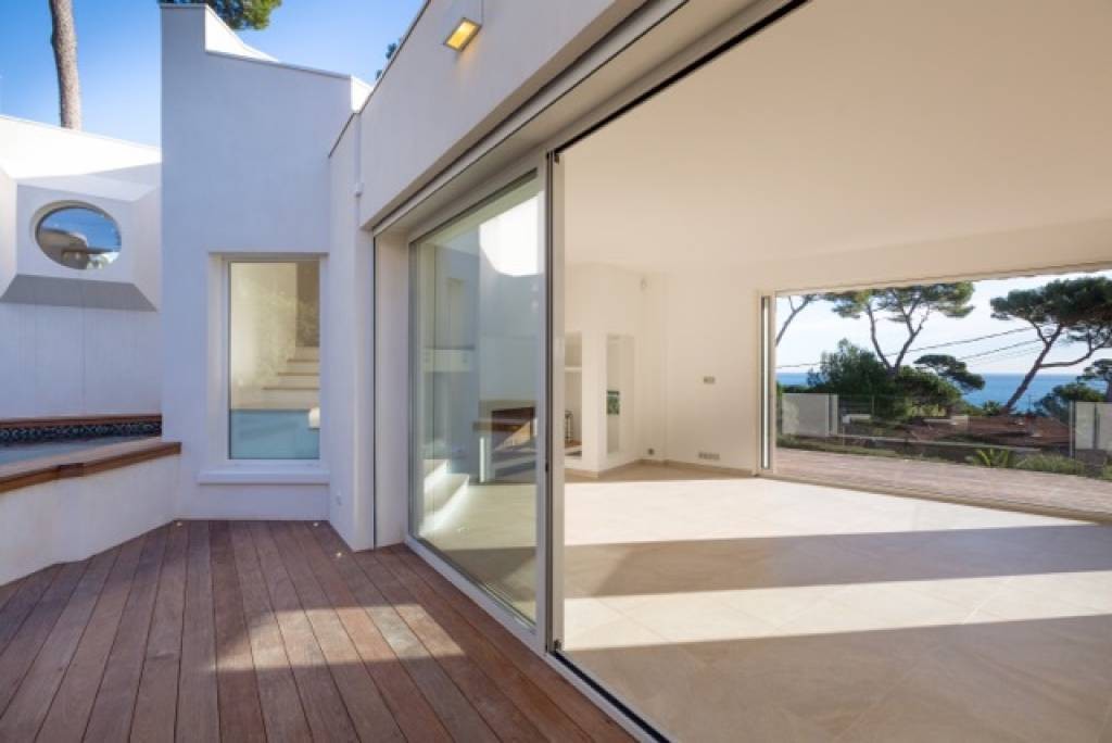 Completely renovated house located in Cap d'Antibes, located on the east si