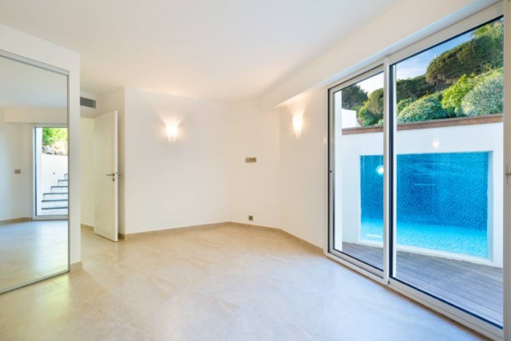 Completely renovated house located in Cap d'Antibes, located on the east si