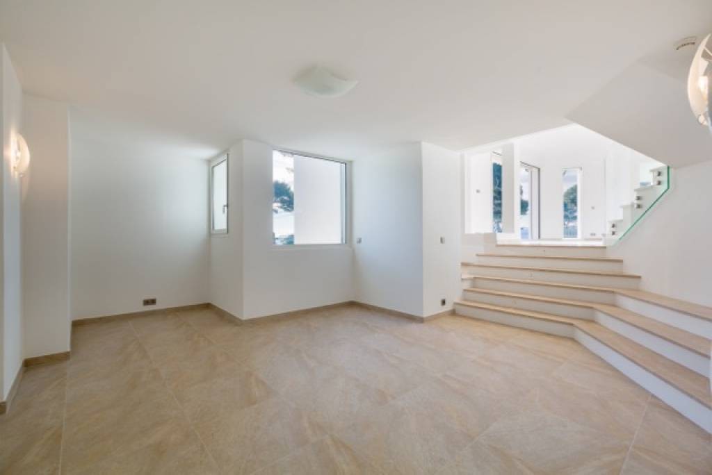 Completely renovated house located in Cap d'Antibes, located on the east si