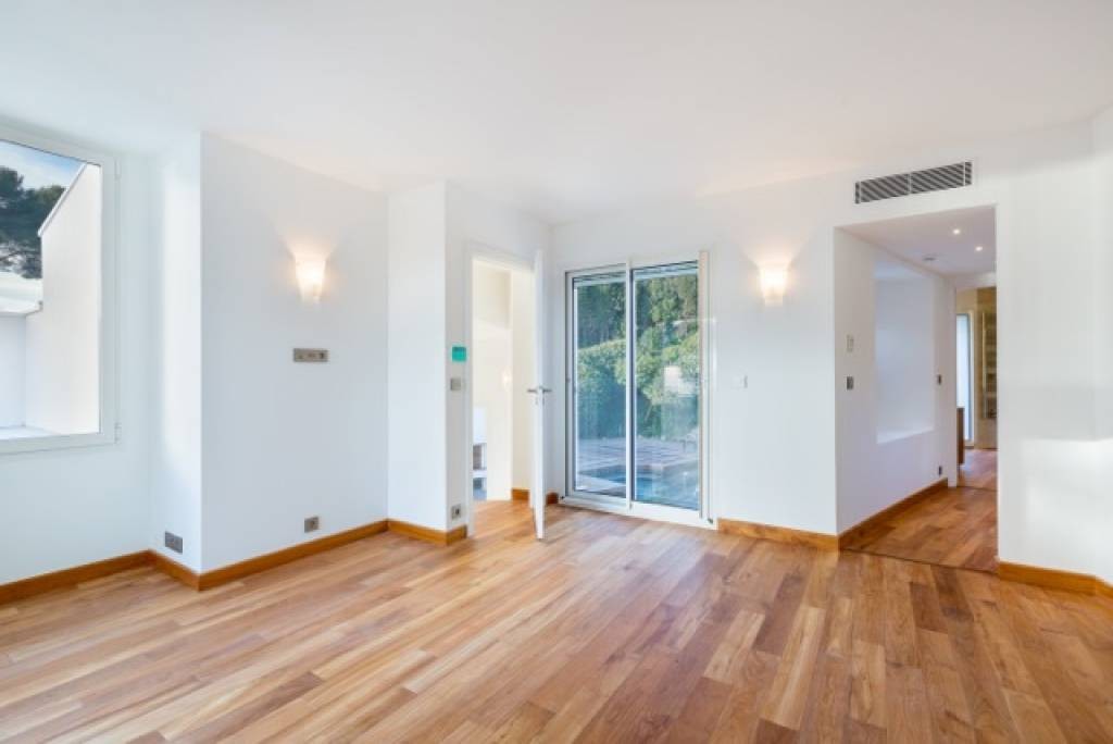 Completely renovated house located in Cap d'Antibes, located on the east si