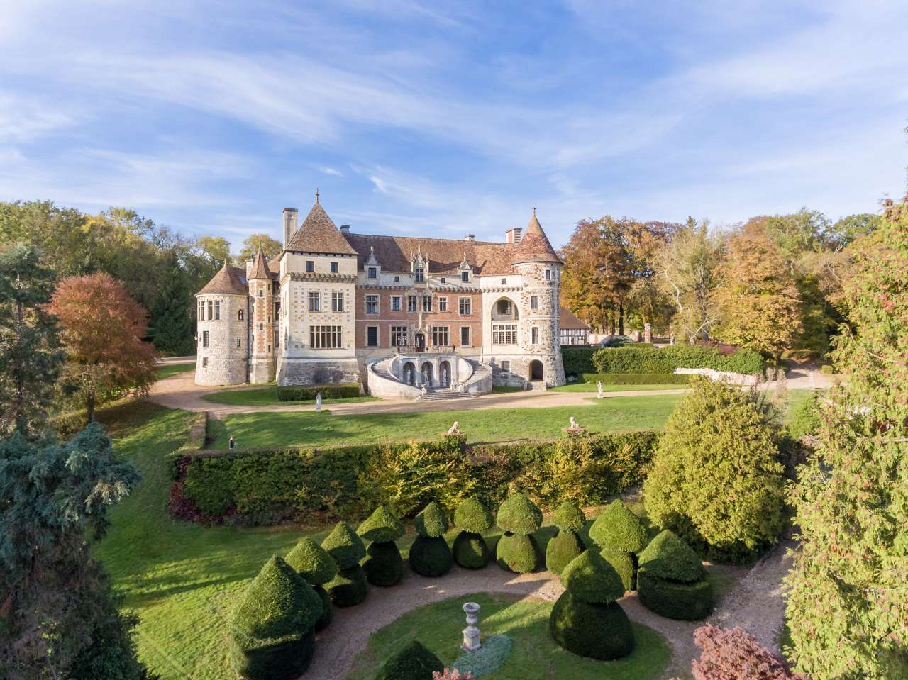 Spectacular castle located west of Paris, in Normandy, only 100km from Pari
