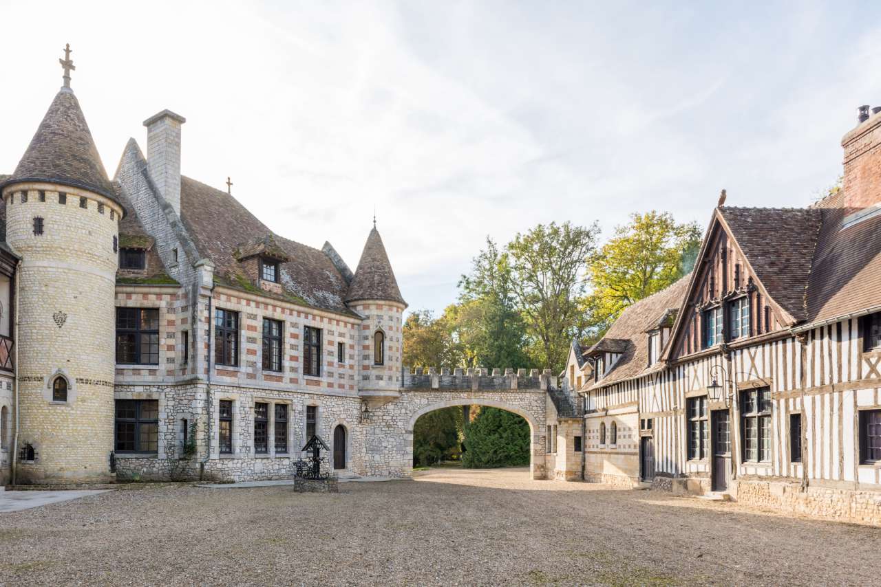Spectacular castle located west of Paris, in Normandy, only 100km from Pari