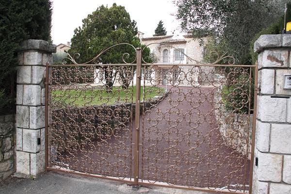 An impressive villa made of natural stone which consists of a unique proven