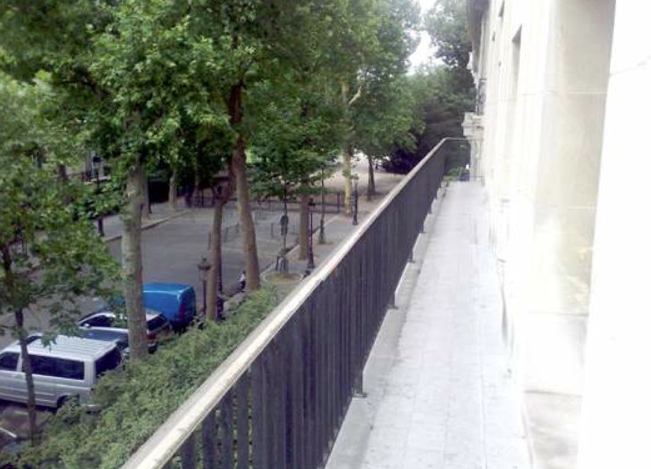 Rare opportunity to purchase a superb 2 bedroom apartment in an exclusive s