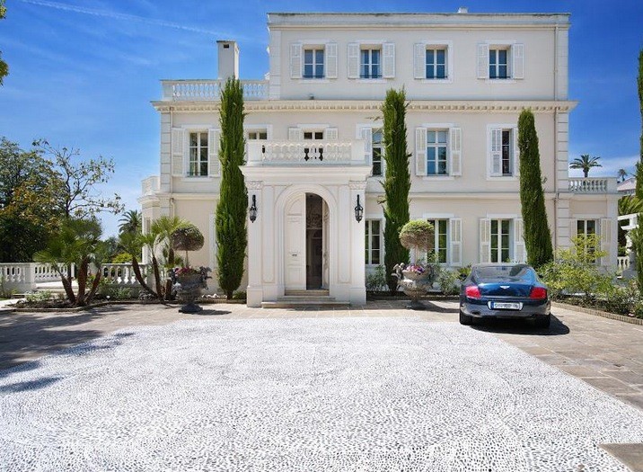 PRICE REDUCED – A stylish classical property dating back to 1865 and situat