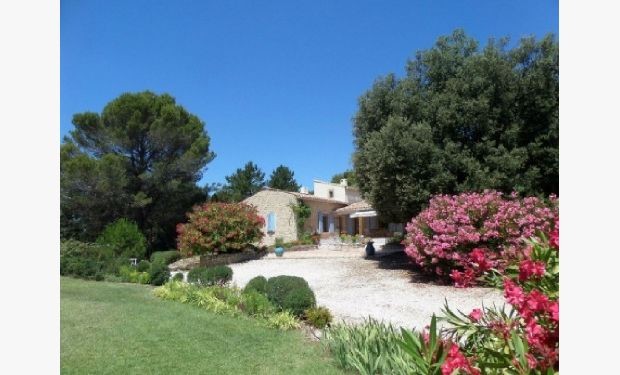 Delightful 3 bedroom villa with swimming pool close to Lourmarin in the Sou