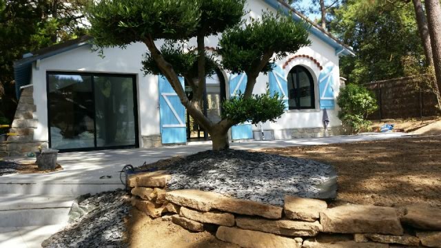 A delightful luxury seaside home set in 708m2 of private parkland garden, w