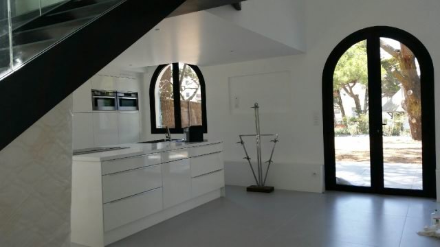 A delightful luxury seaside home set in 708m2 of private parkland garden, w