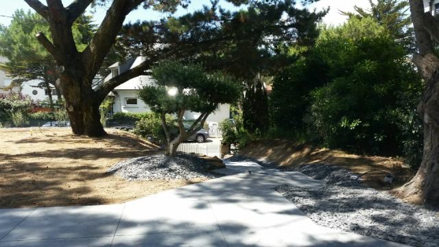 A delightful luxury seaside home set in 708m2 of private parkland garden, w