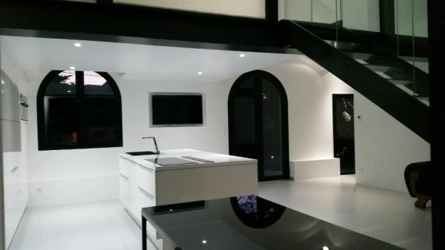 A delightful luxury seaside home set in 708m2 of private parkland garden, w