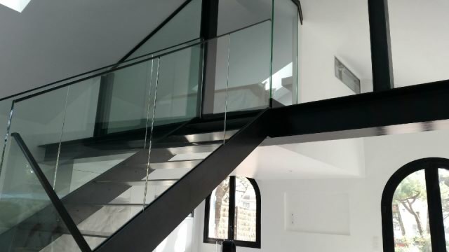 A delightful luxury seaside home set in 708m2 of private parkland garden, w