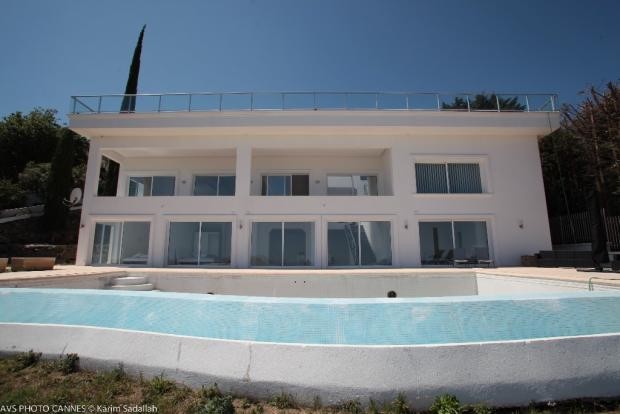 Prestigious 9 bedroom villa with swimming pool, set within a landscaped plo